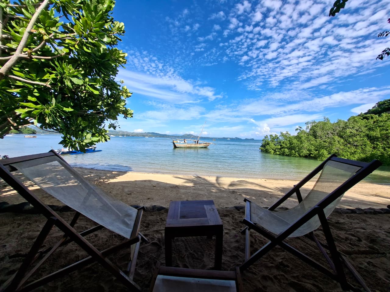 Bar with ocean view at Sakatia Lodge